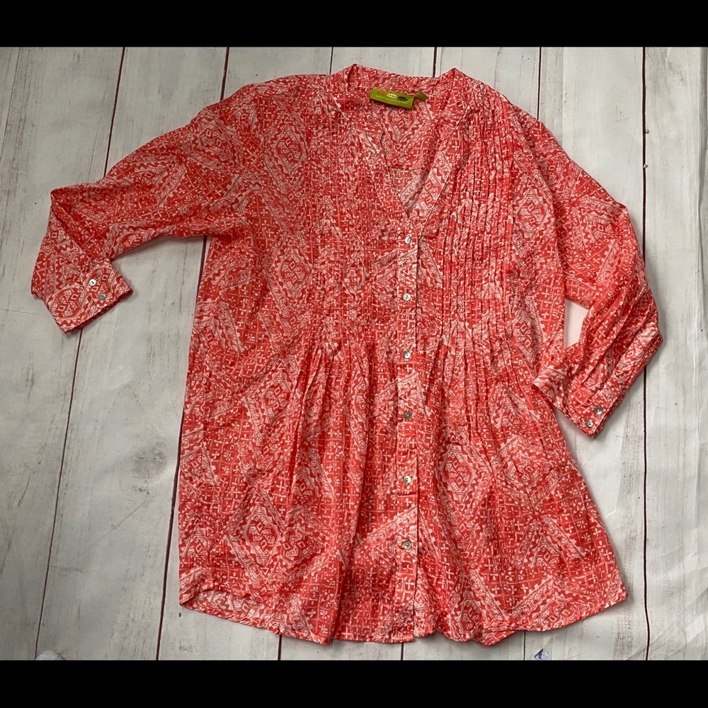 Rock flower paper pintuck blouse. Size Medium.